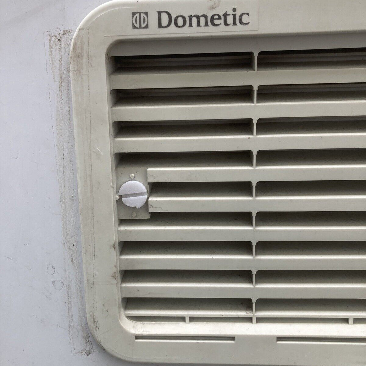 2x Ersatz Verriegelung Schrauben passend für Dometic Kühlschrank/Lüftungsgitter